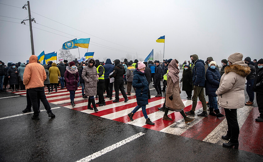 Циркониевый протест: под Мариуполем перекрыли трассу государственного значения