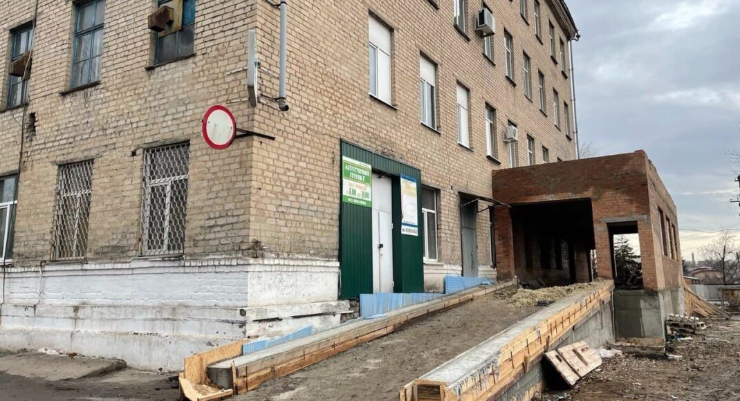 У Покровську на Донеччині зірвано терміни ремонту міської клініки