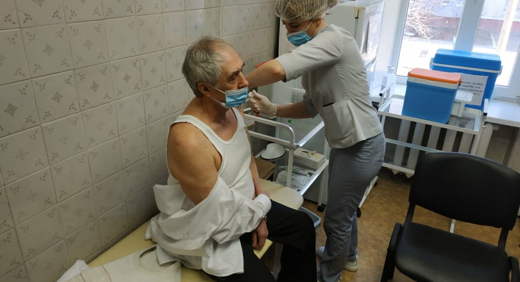 В Славянске временно приостановили прививать от коронавируса