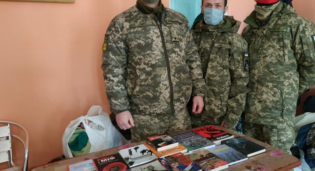В Мариуполе морские пехотинцы передали книги для культурно-образовательного центра