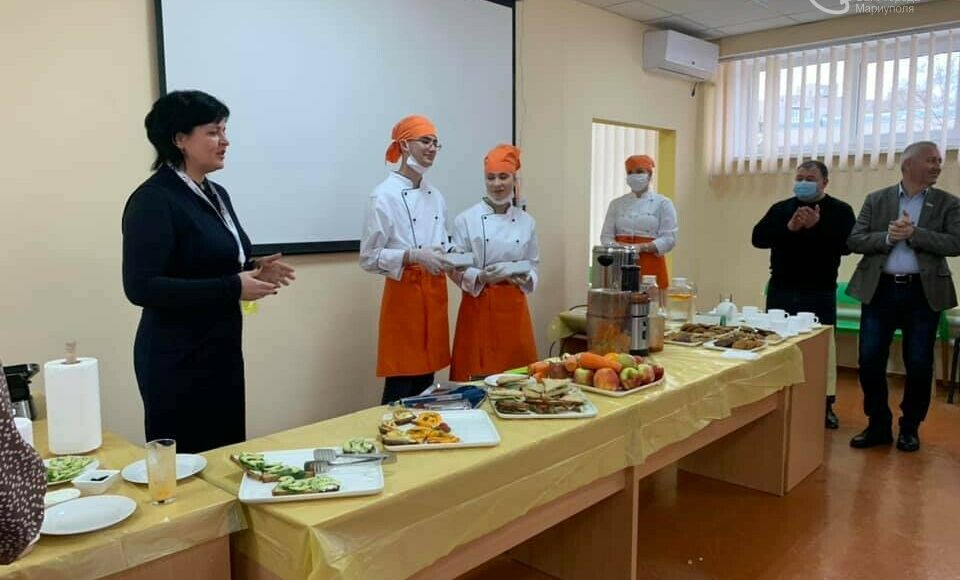 Авокадо, салат "Капрезе", селерові фреші: в Маріуполі обговорили шкільне харчування