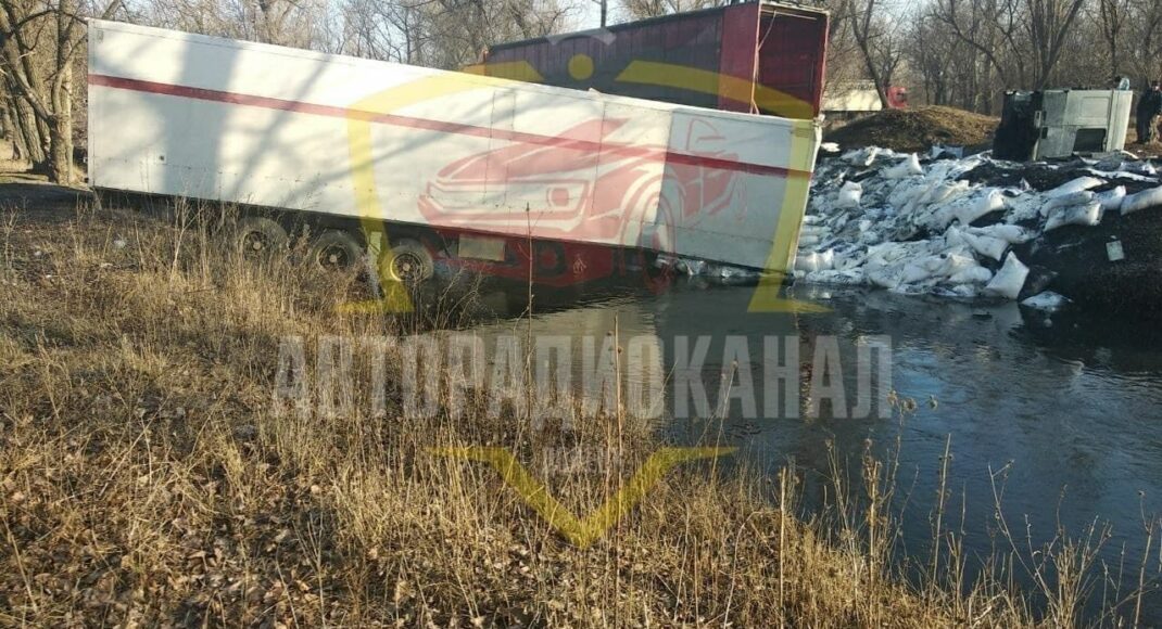 Фургон с грузом по пути из оккупированного Донецка в Горловку упал с дороги в реку: фото