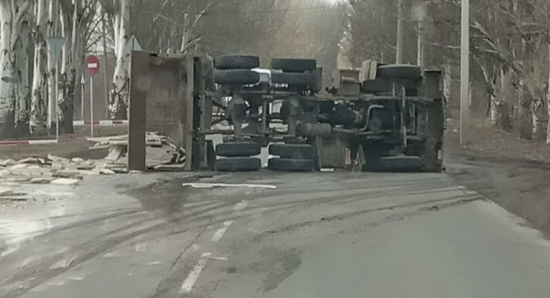 У Донецьку на Лідіївці перекинулася фура: фото