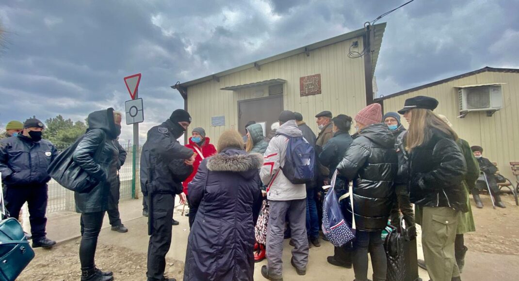 Одна бригада при потоке в тысячу человек: как проходит COVID-тестирование на КПВВ "Станица Луганская"