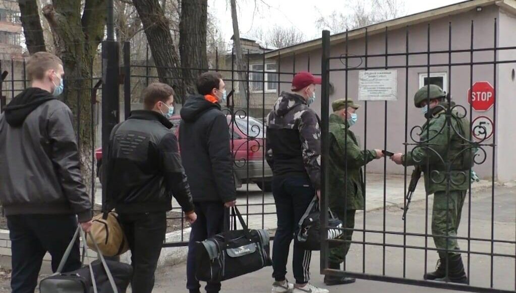Оккупанты втягивают молодежь ОРДО в войну: "призывники" прибыли в "учебный центр"