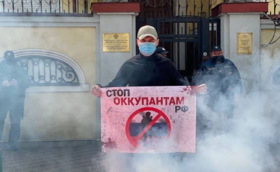 "Стоп окупантам РФ": через пандемію біля консульства Росії провели тільки поодинокий пікет (фото)