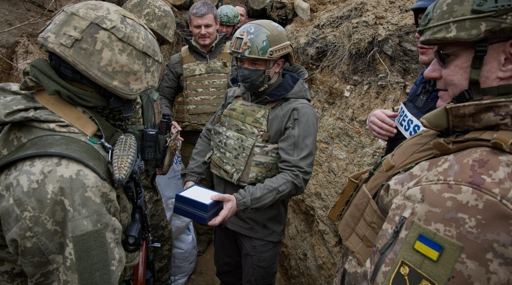 Президент провів ніч в місцях дислокації військових на Донбасі