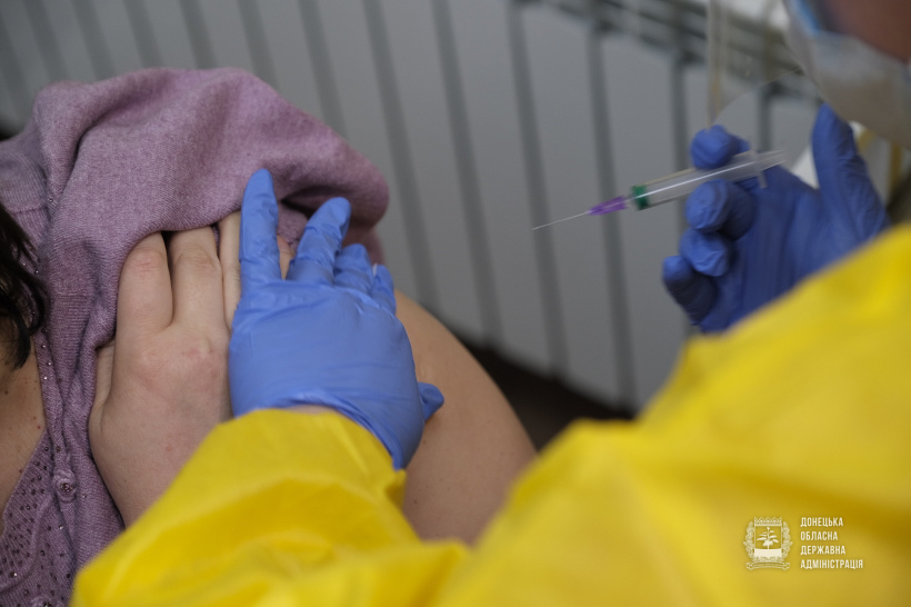 У Сєвєродонецьку запрошують на вакцинацію від COVID-19 людей старше 65: куди звертатися