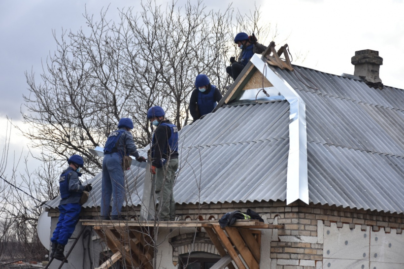 У прифронтових населених пунктах на Донеччині ведеться відновлення зруйнованого житла