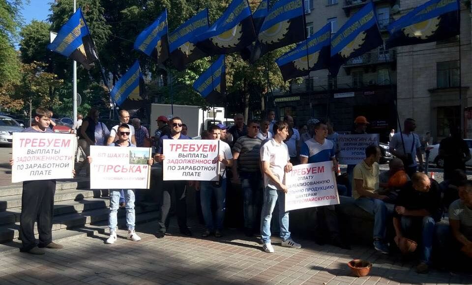 На Луганщині другу добу страйкують гірники: в шахті залишаються 14 осіб