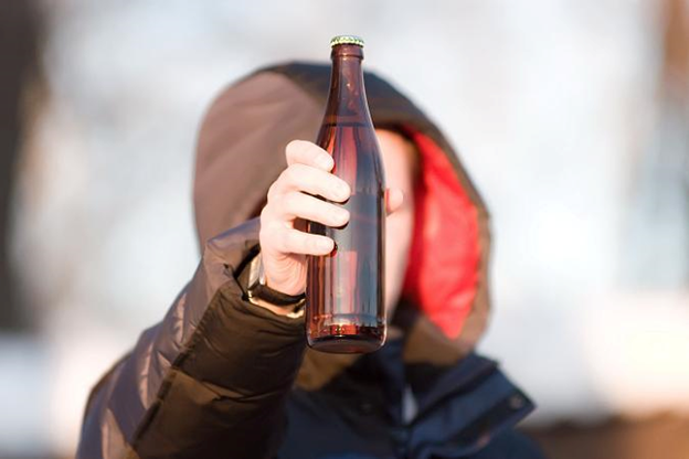 В Славянске 19-летний парень выпил алкоголь и выпал из окна 5-го этажа