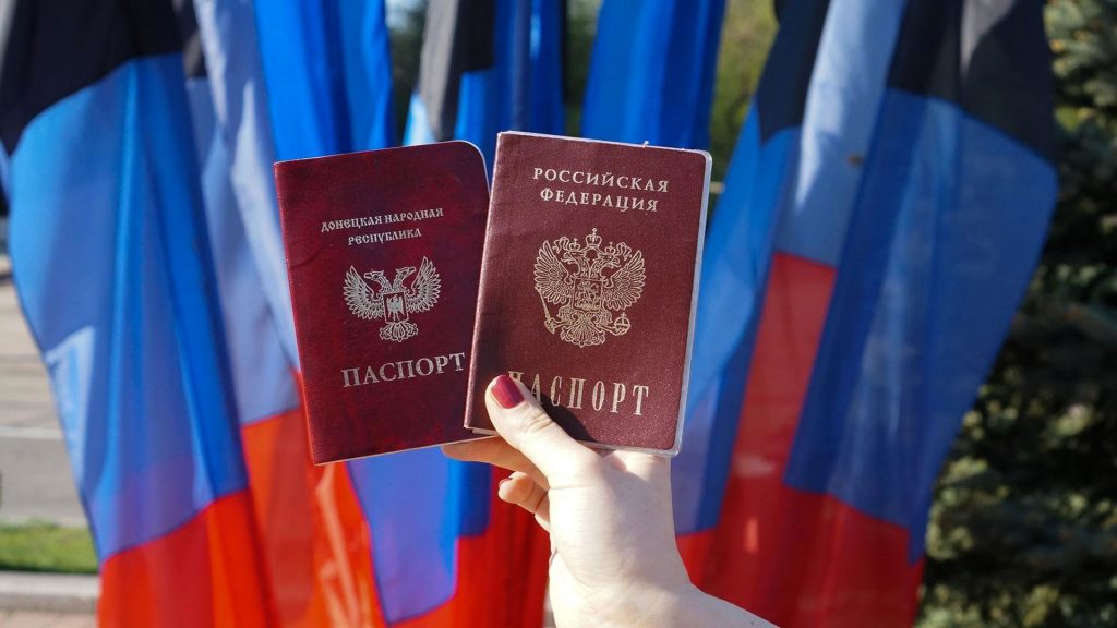 Россия уже выдала 630 тыс. паспортов жителям ОРДЛО и не выполняет Минские договоренности, - СНБО