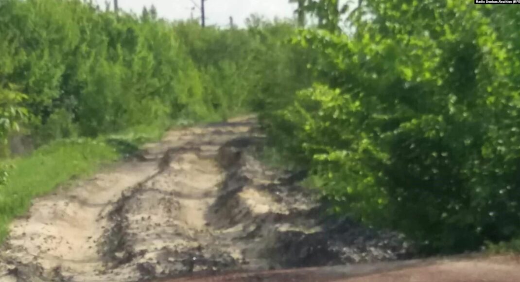 ЗМІ: в Донецьку окупанти перекопали залізничні колії для проїзду танків у бік фронту (фото)