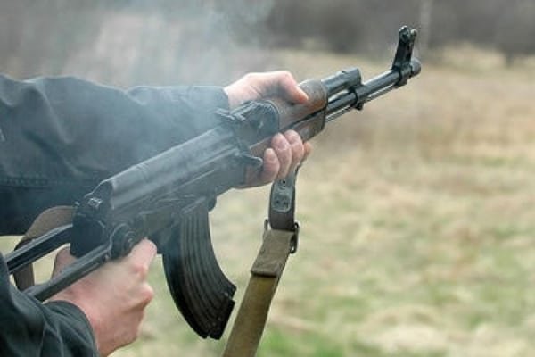 В оккупированном Донецке мужчина с автоматом напал на магазин: его застрелили