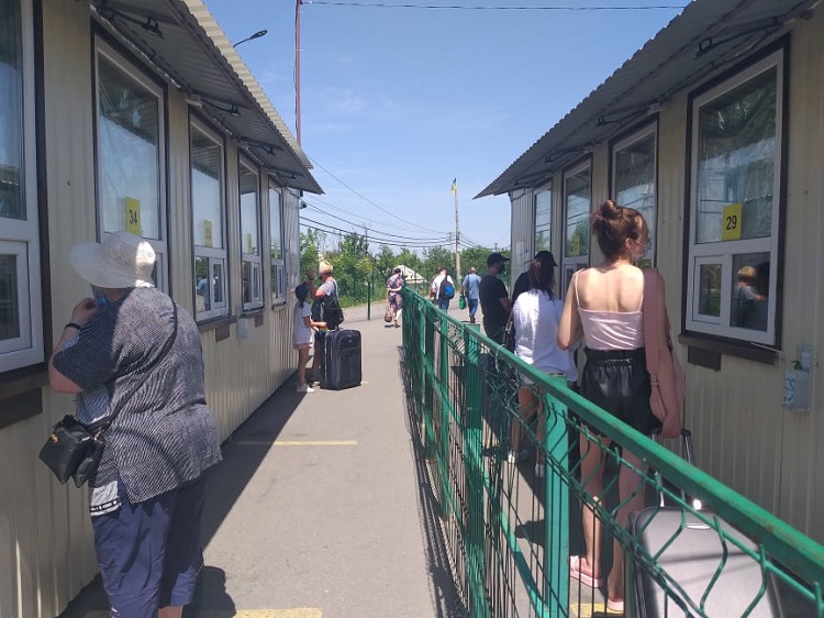 У КПВВ на линии разграничения организуют бесплатные пассажирские перевозки