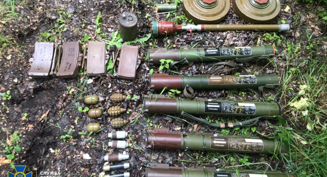На Луганщині СБУ виявила схрон з гранатометами та мінами, забороненими Оттавською конвенцією