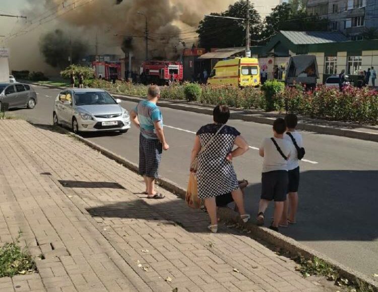 В окупованому Донецьку згоріли 2 магазини (фото)