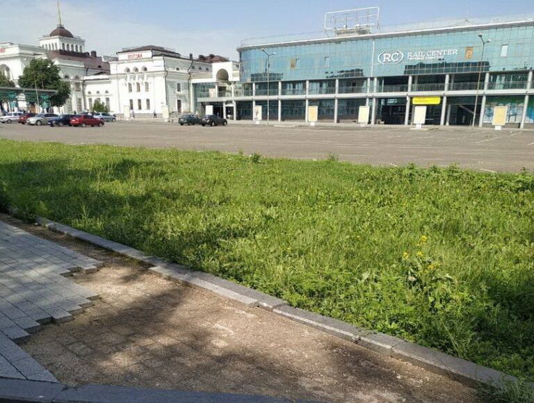 "Весь город разбирают": на ЖД вокзале в оккупированном Донецке воруют тротуарную плитку (фото)