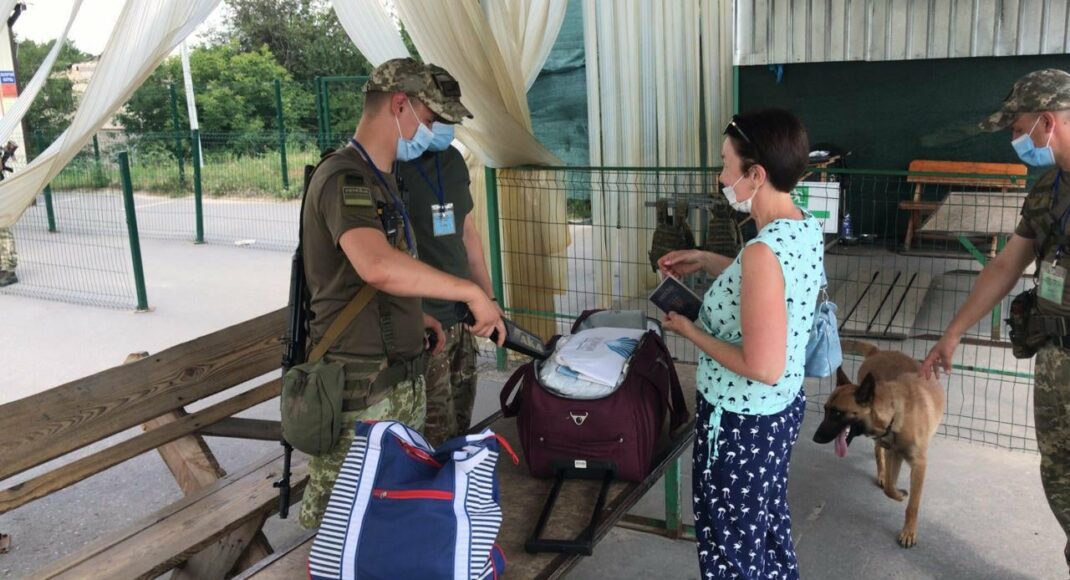 За тиждень кількість пасажирів на КПВВ "Новотроїцьке" збільшилася, а в Станиці — зменшилася