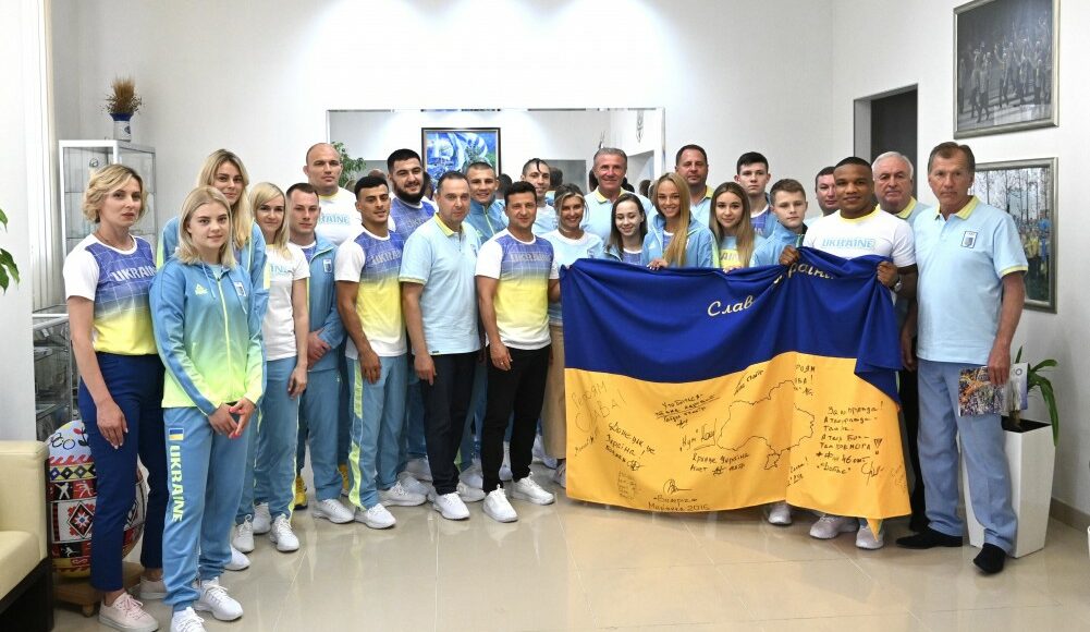 Зеленський передав спортсменам, які поїдуть на Олімпіаду, український прапор з Донбасу