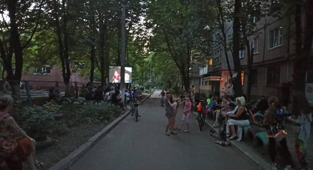 Жителі окупованого Донецька в одному з дворів влаштували літній кінотеатр