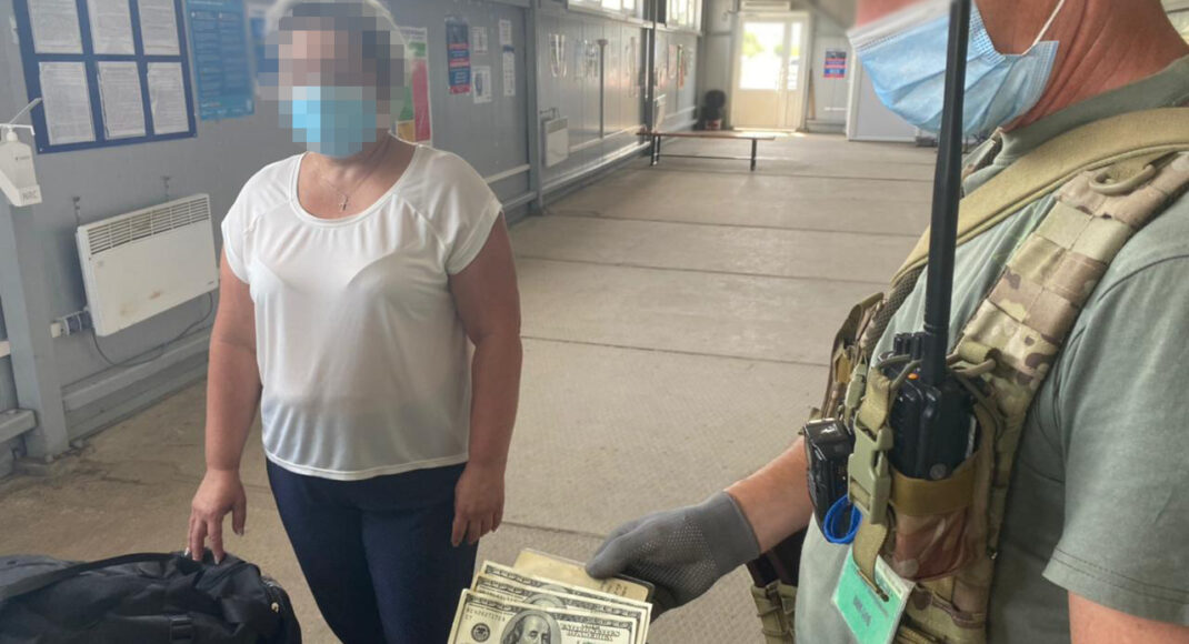 Через КПВВ "Новотроїцьке" намагалися провезти 10 тисяч доларів за хабар