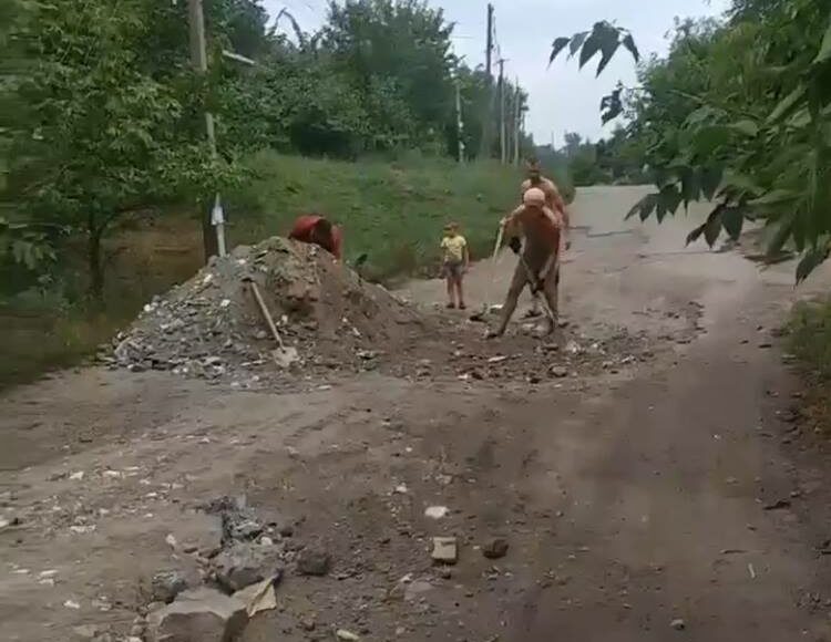 В оккупированной Горловке жители ОРДО ремонтируют дороги щебнем и лопатами, чтобы не перевернулся автобус (видео)