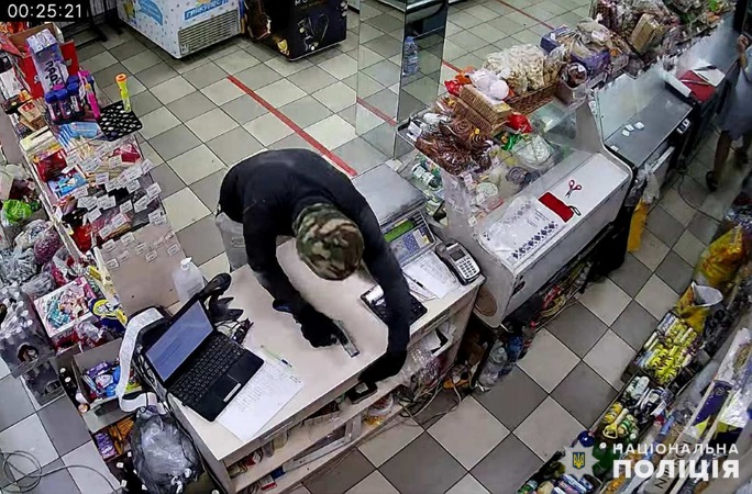 В Лимане ранее судимый 15-летний преступник с оружием в руках ограбил магазин