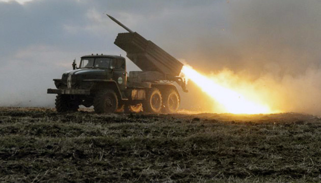 Російські окупанти відкрили вогонь по українським позиціям з РСЗВ "Град" (відео)