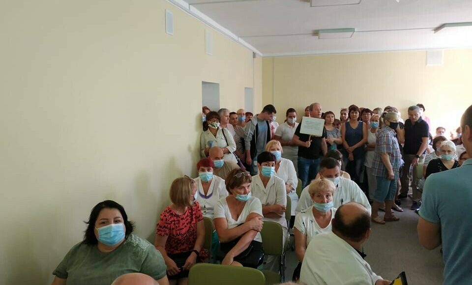 В Славянске медики вышли на акцию протеста (фото)