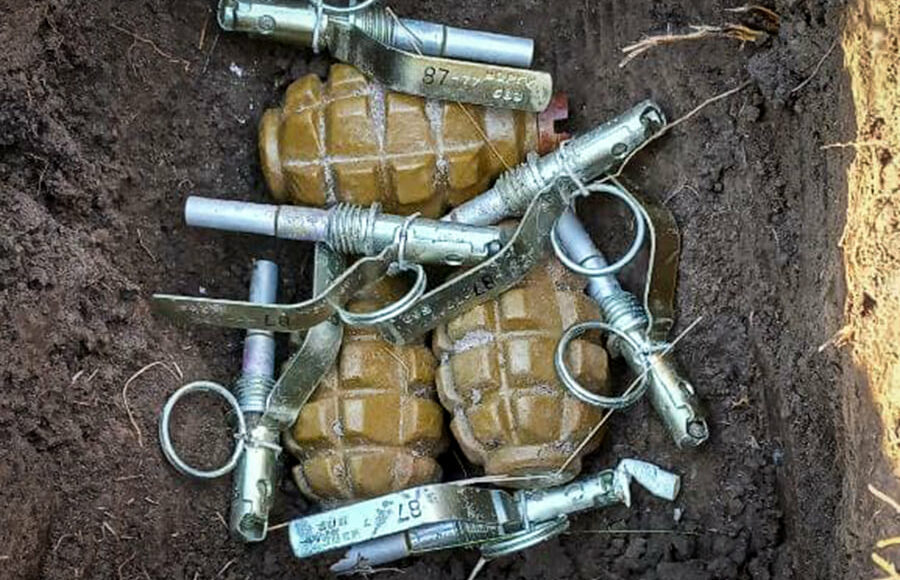 На Донеччині поблизу водоймища знайшли схованку з артснарядами та гранатами (фото)