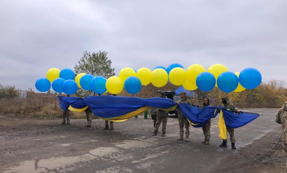 Над оккупированным Донецком подняли украинский флаг в честь Дня защитников и защитниц (видео)