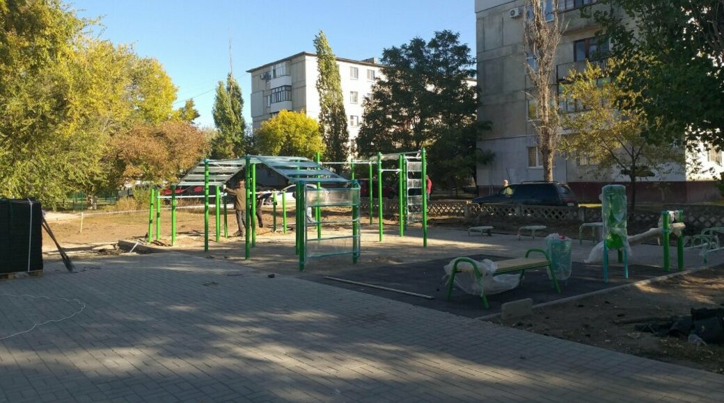 У Сєвєродонецьку встановлюють спортмайданчик в рамках програми "Здорова країна" (фото)