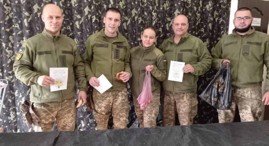Школьники передали подарки украинским защитникам в зону ООС: фото