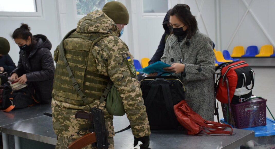 Установка "Вдома" и тесты COVID-19: в Минреинтеграции ответили на самые актуальные вопросы лицам при пересечении КПВВ