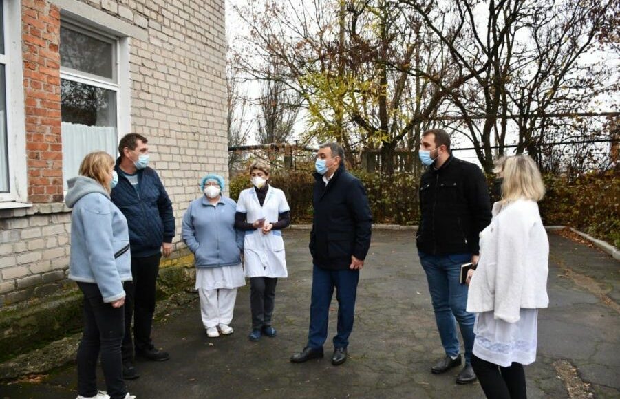 В больнице Мариупольского района массово увольняется медперсонал: причина