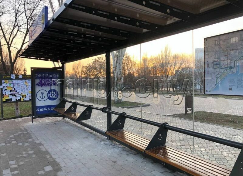 У Маріуполі встановлюють сучасні зупинкові павільйони