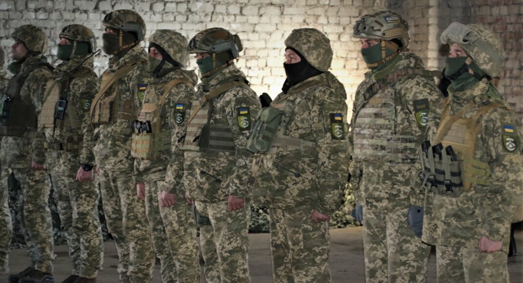 Командувач ООС нагородив найкращих сержантів у зоні бойових дій (фото)