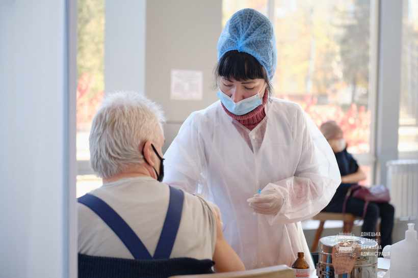 В Славянске продолжается вакцинация от COVID-19: куда обращаться