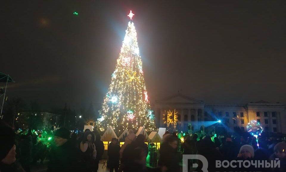 У Краматорську запалили міську ялинку: фото