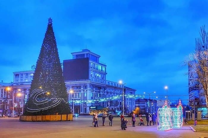 У мережі показали передноворічний окупований Донецьк: безлюдні вулиці та відсутність святкового настрою (фото)