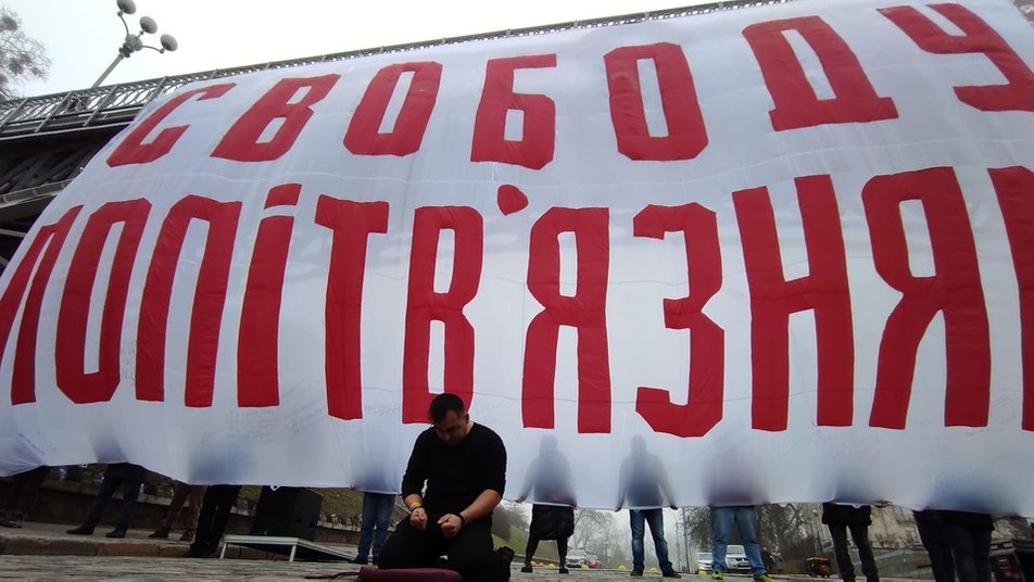 "Кайданам не забрати мою волю": в Киеве провели акцию солидарности с политзаключенными, удерживаемыми РФ (фото)