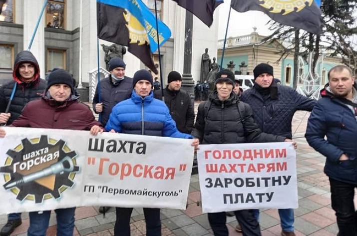 Шахтеры Луганщины продолжают проводить забастовки: руководство оказывает давление на горняков