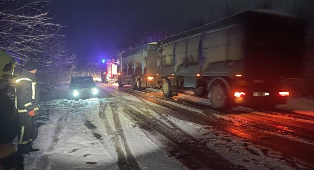 На автодорогах Мариуполь - Запорожье и Новоселка - Амвросиевка из-за снегопада три грузовика застряли в пути (фото)