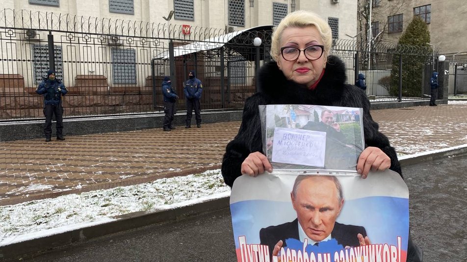 "Наши сердца разрываются!": в Киеве родственники пленных в ОРДЛО провели акцию протеста под посольством России (фото)