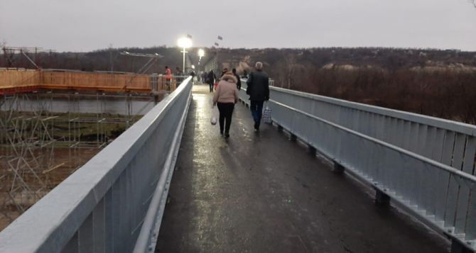 На КПВВ "Станица Луганская" три человека ночевали в серой зоне под открытым небом из-за проблем с пропусками