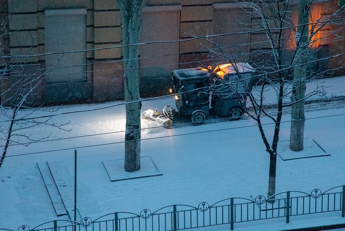 В Мариуполе на борьбу со снегом коммунальщики вывели 15 единиц техники