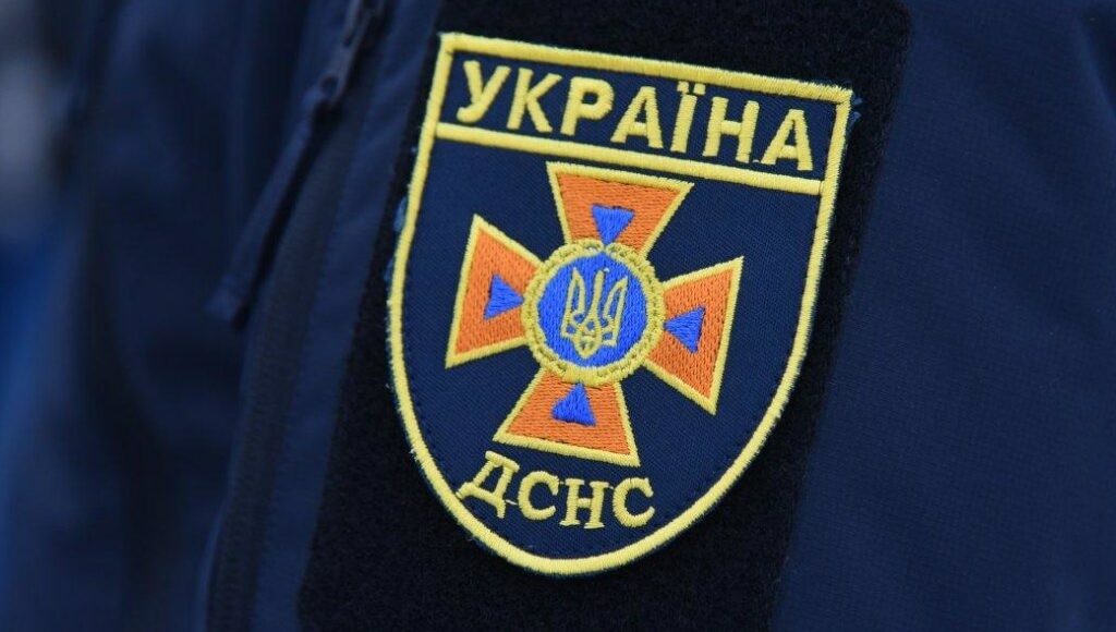 Двоє рятувальників поранено внаслідок обстрілу окупантів, — ДСНС