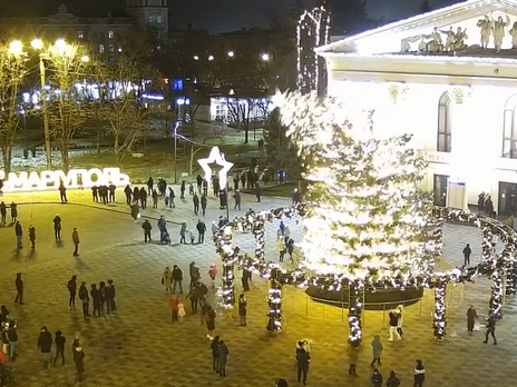 У Маріуполі впала центральна ялинка міста (відео)
