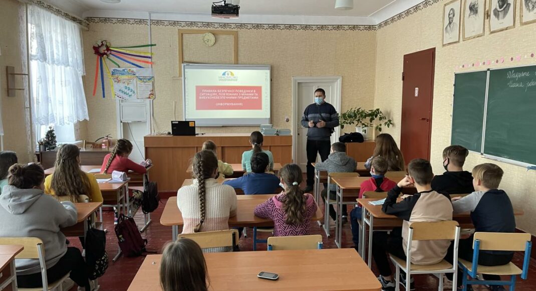 Мінреінтеграції провело серію лекцій щодо правил мінної безпеки для школярів на Луганщині